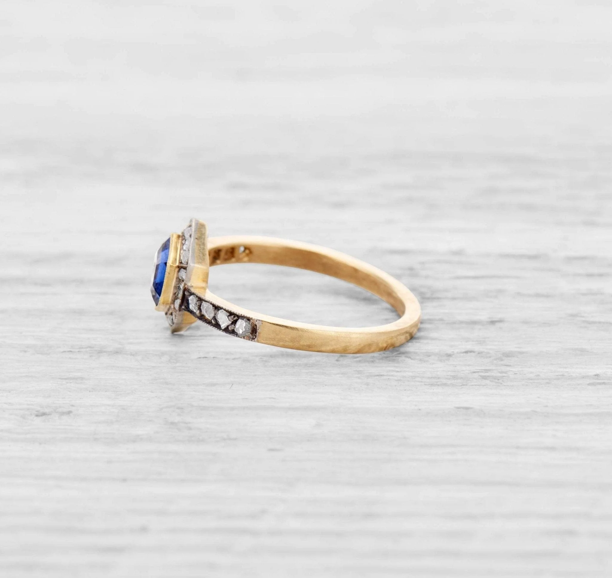 VINTAGE SAPPHIRE AND DIAMOND ENGAGEMENT RING - Image 4