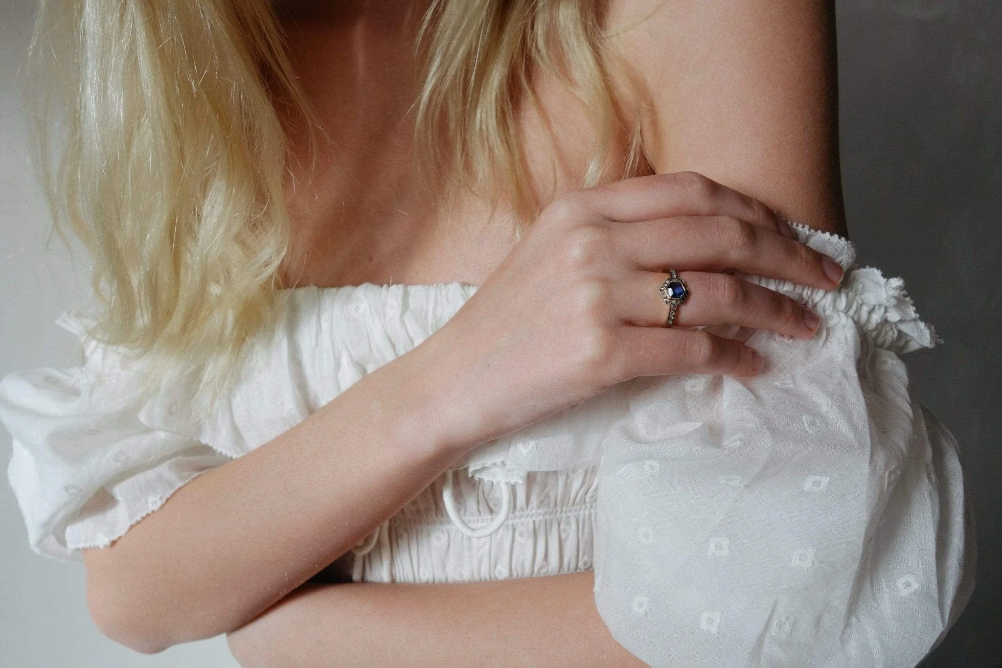 VINTAGE SAPPHIRE AND DIAMOND ENGAGEMENT RING - Image 5