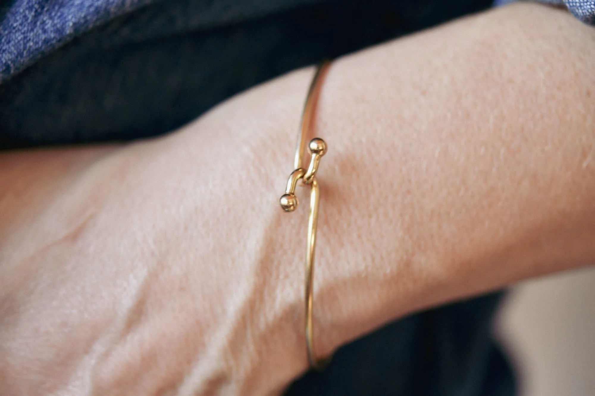 Tiffany & Co. Gold Bypass Vintage Bangle - Image 2